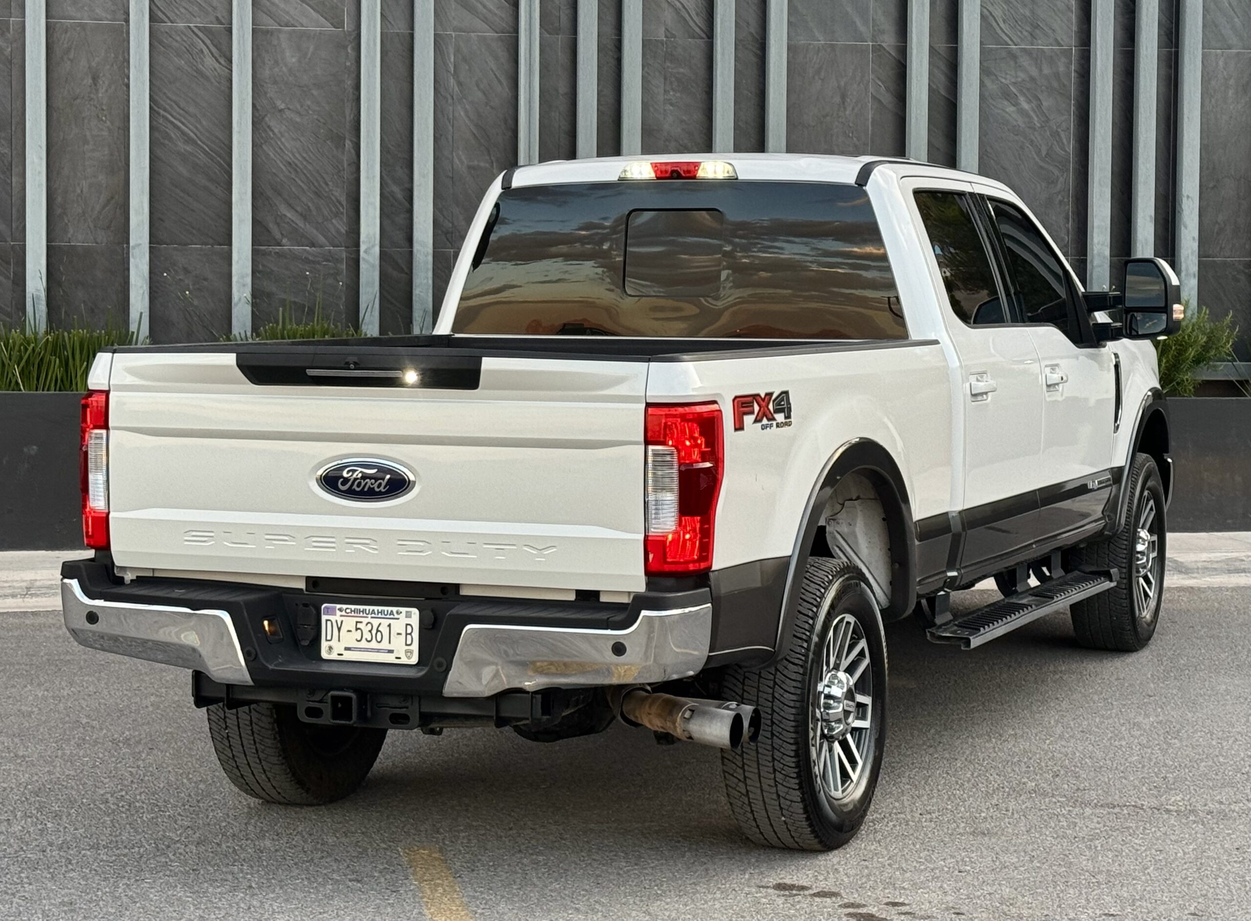 Ford F-250 Super Duty LARIAT